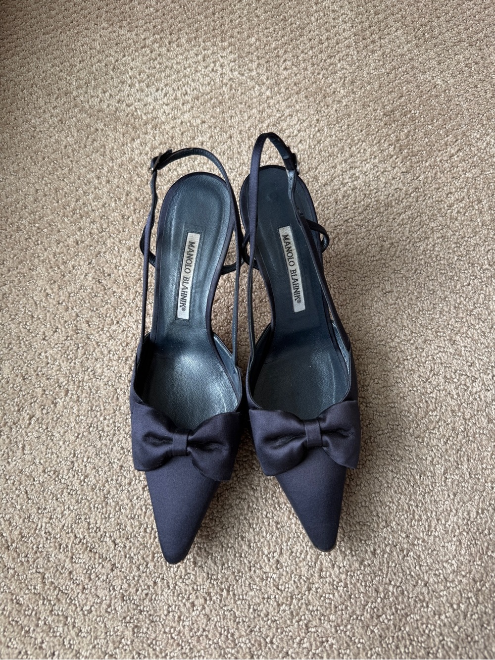 Manolo Blahnik Dark Navy Satin Pointed-Toe Slingback Pumps with Bow size 39.5 - Picture 2 of 10